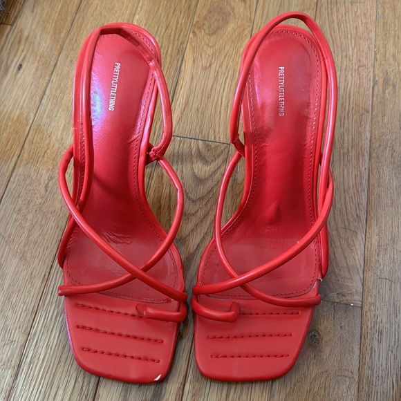 PrettyLittleThing Red PU Square Toe Loop Padded Side Strap Mid Heeled Sandals - Picture 5 of 7